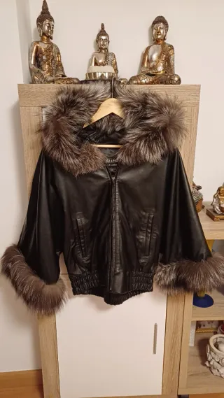 Cazadora de cuero con capucha y pelo natural
