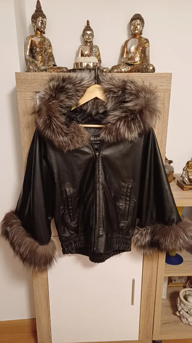 Cazadora de cuero con capucha y pelo natural