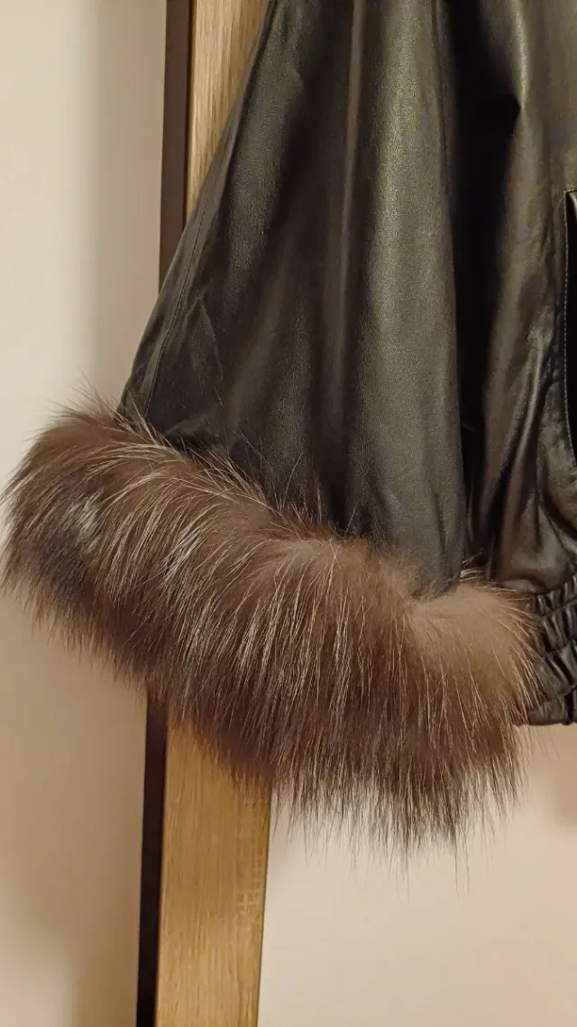 Cazadora de cuero con capucha y pelo natural