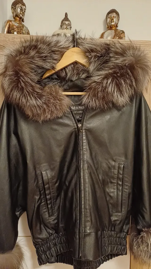 Cazadora de cuero con capucha y pelo natural