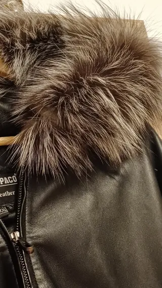 Cazadora de cuero con capucha y pelo natural