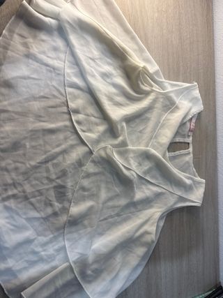 Blusa blanca con volantes