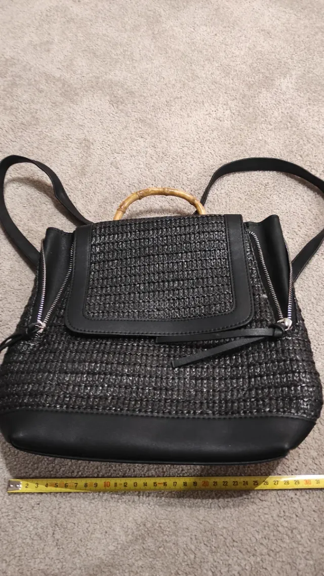 Mochila negra mujer con asa de bambú