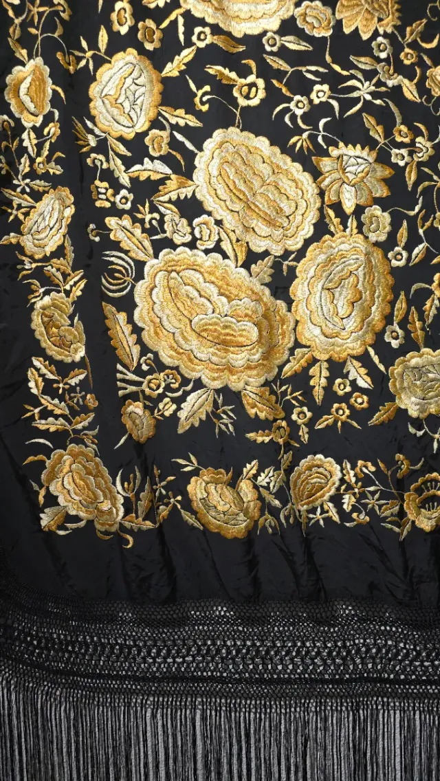 Manton de Manila Antiguo Negro y Dorado