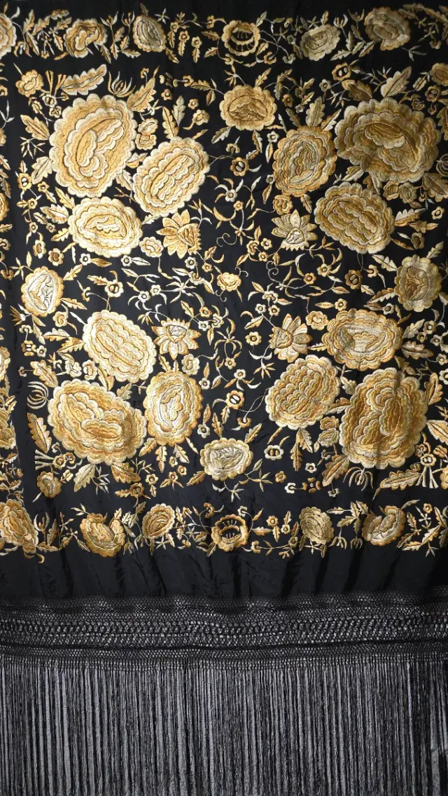 Manton de Manila Antiguo Negro y Dorado