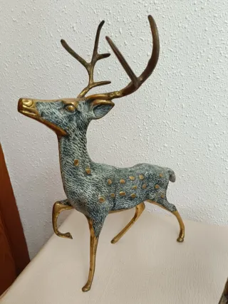 Ciervo de bronce decorativo