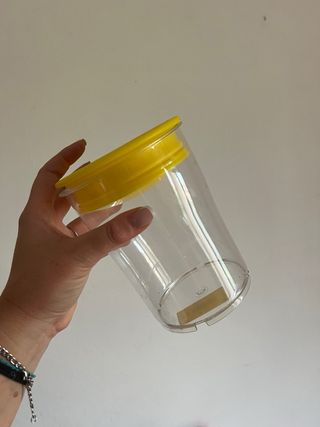 Barattoli in plastica trasparenti con tappi