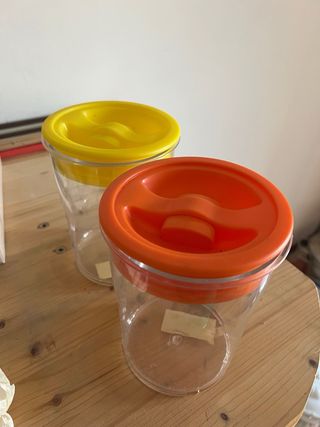 Barattoli in plastica trasparenti con tappi