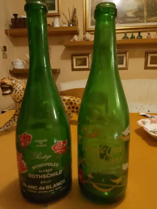 2 bottiglie vuote decorate in vetro verde