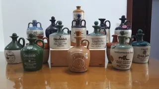 Bottiglie di whisky vintage in ceramica anni '70