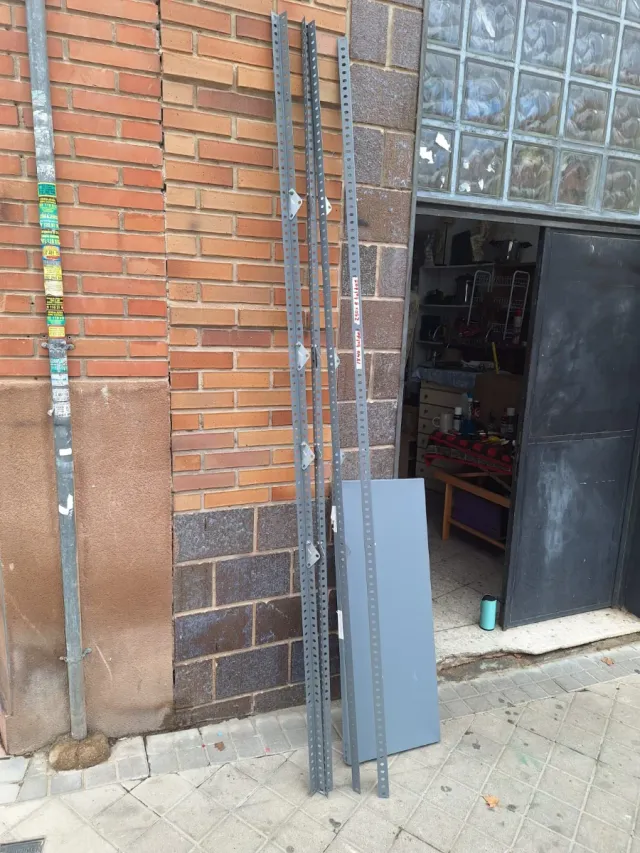 Estantería metálica gris