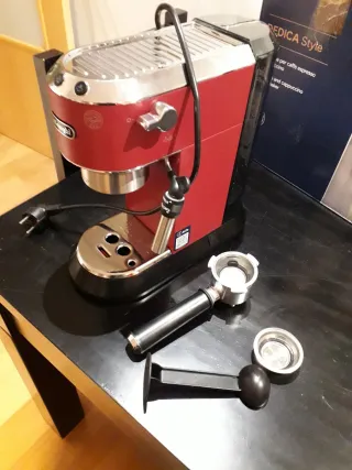 Cafetera DeLonghi Dedica Roja