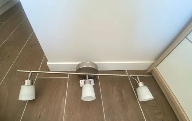 Lámpara de techo plateada con 3 focos