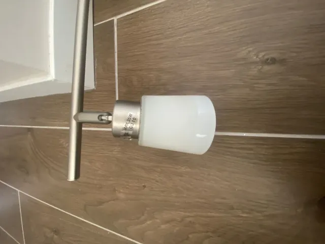 Lámpara de techo plateada con 3 focos