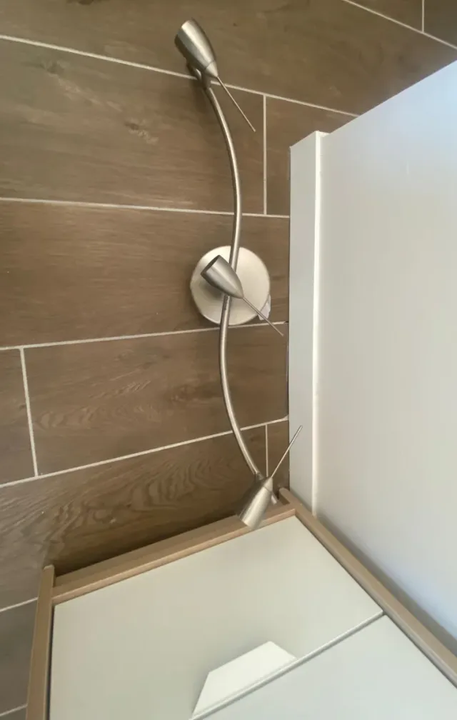 Lámpara de techo plateada con 3 focos