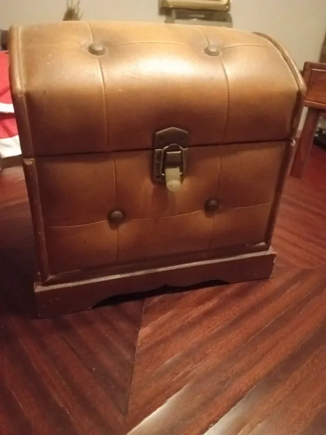 Cofre de madera y cuero