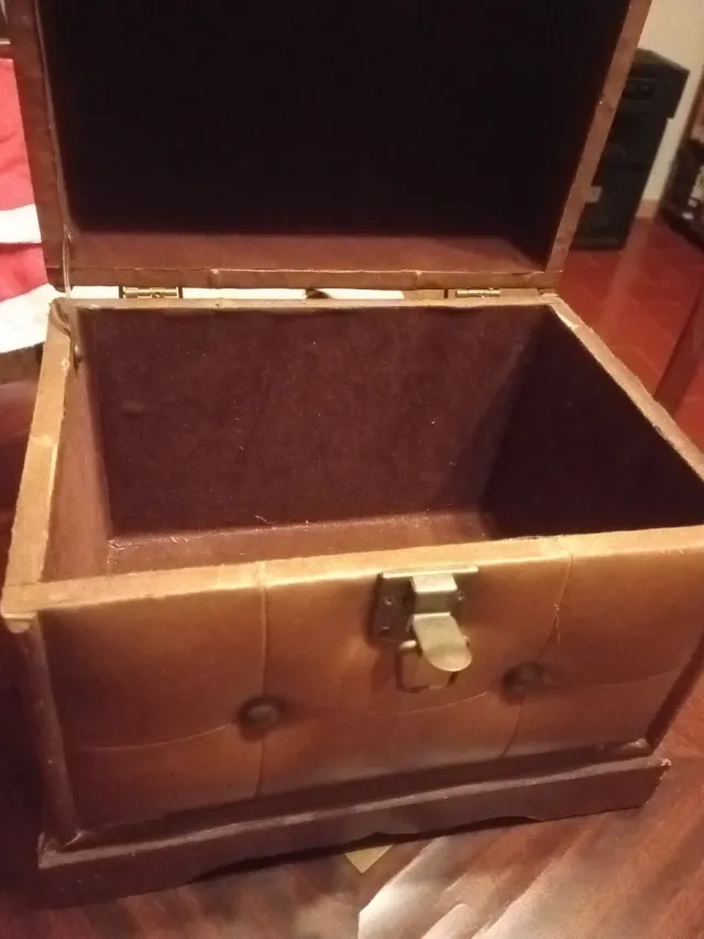 Cofre de madera y cuero