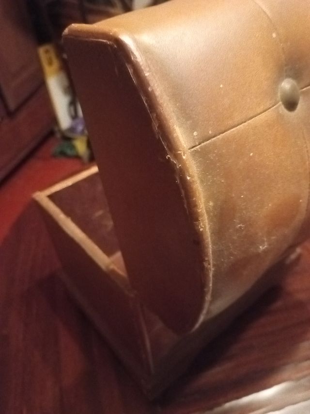 Cofre de madera y cuero