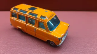 Furgoneta scolastica arancione Siku