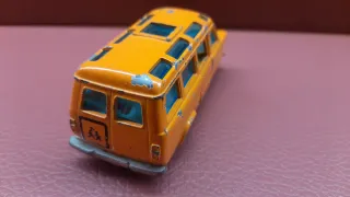 Furgoneta scolastica arancione Siku