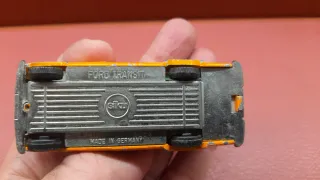 Furgoneta scolastica arancione Siku