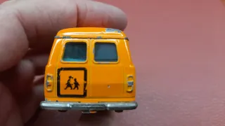 Furgoneta scolastica arancione Siku