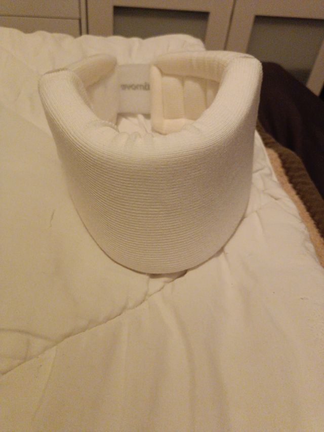 Collarín cervical blanco
