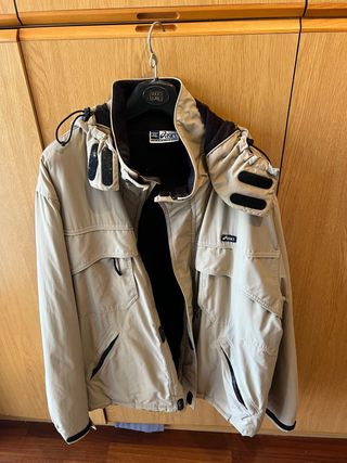 Giacca Asics beige e nera