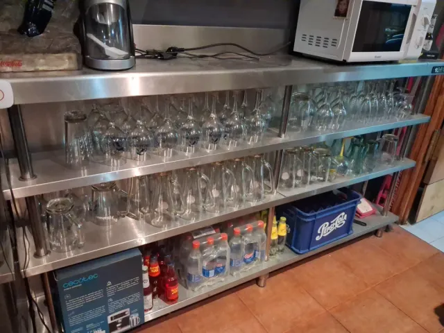 Mueble Estantería Metálica con Vasos.