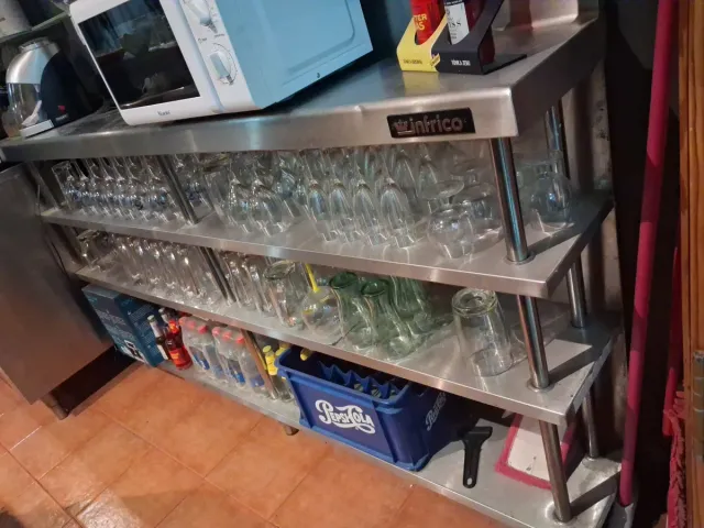 Mueble Estantería Metálica con Vasos.