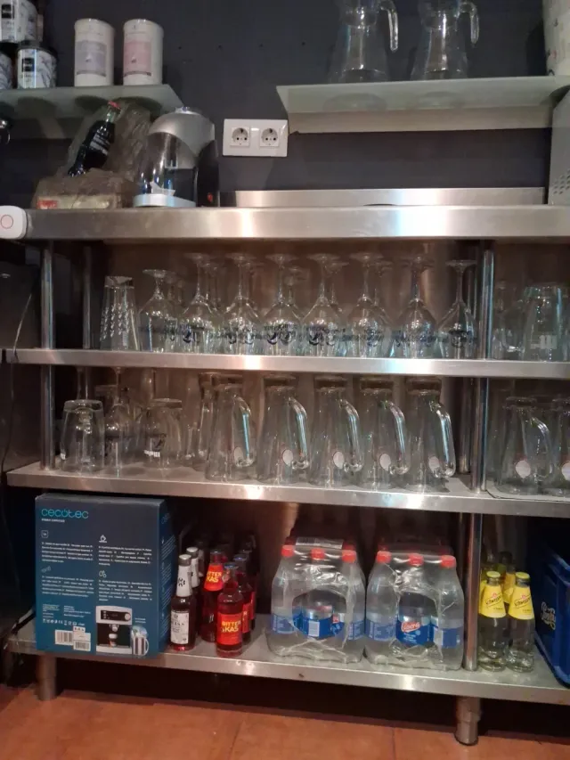 Mueble Estantería Metálica con Vasos.