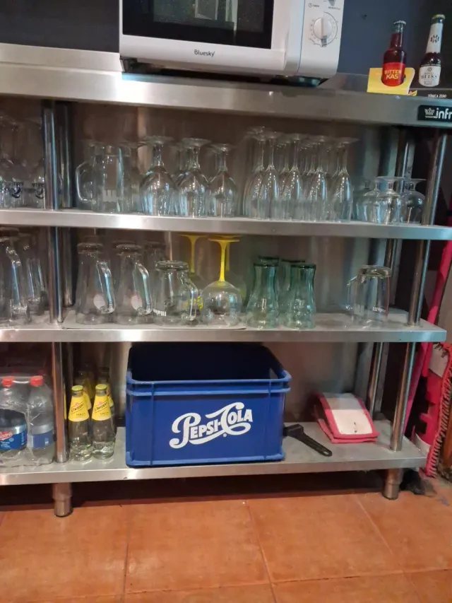 Mueble Estantería Metálica con Vasos.