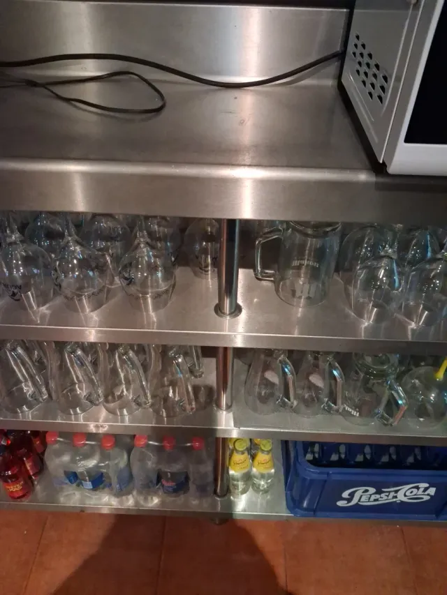 Mueble Estantería Metálica con Vasos.