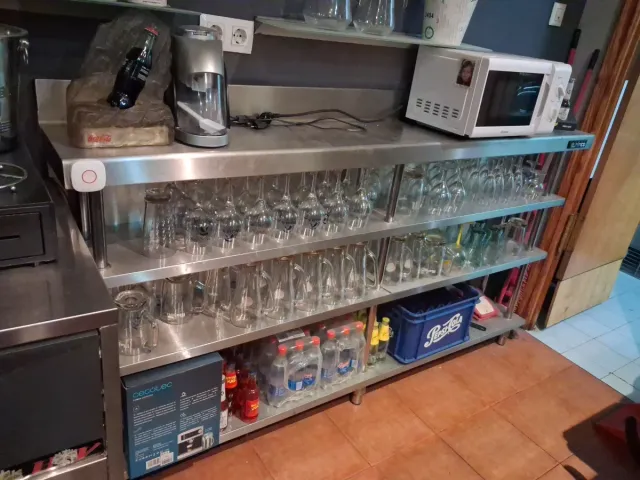 Mueble Estantería Metálica con Vasos.