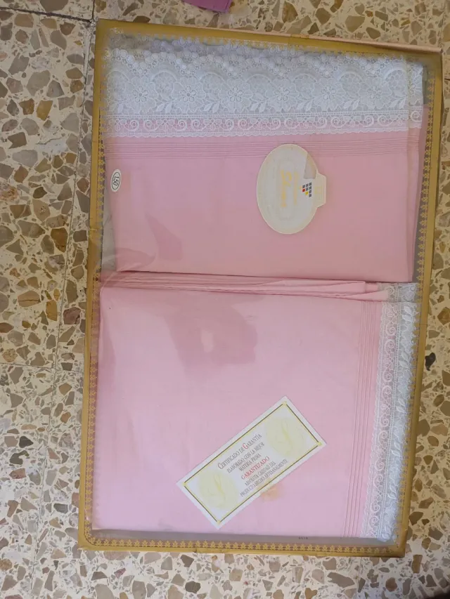 Juego de sábanas rosa con encaje blanco
