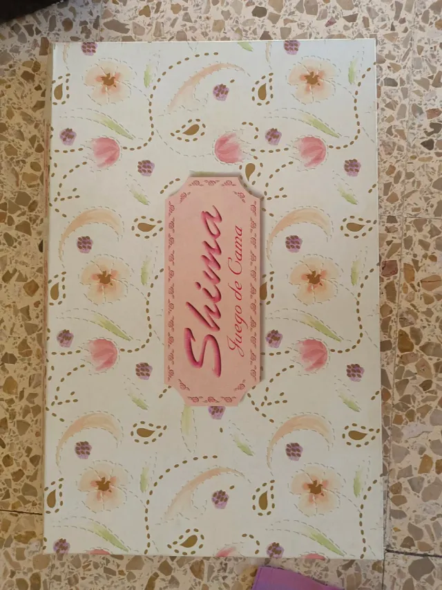 Juego de sábanas rosa con encaje blanco