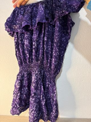 vestido morado con volantes