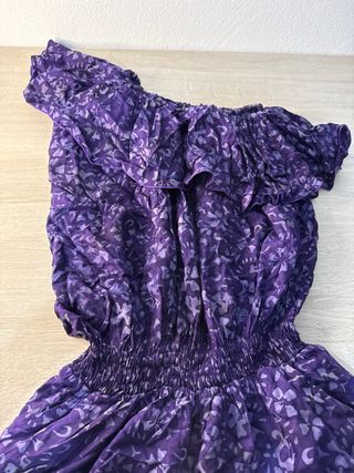 vestido morado con volantes
