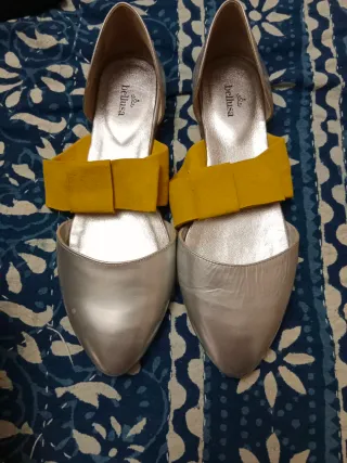 Zapatos plateados Bellusa con lazo amarillo