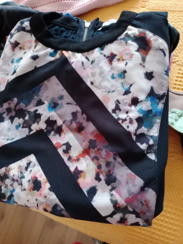 Lote Ropa Mujer Talla S/M hay camisetas, bodys...