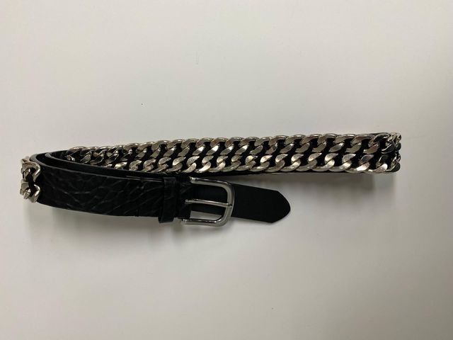 Cinturón negro con cadena