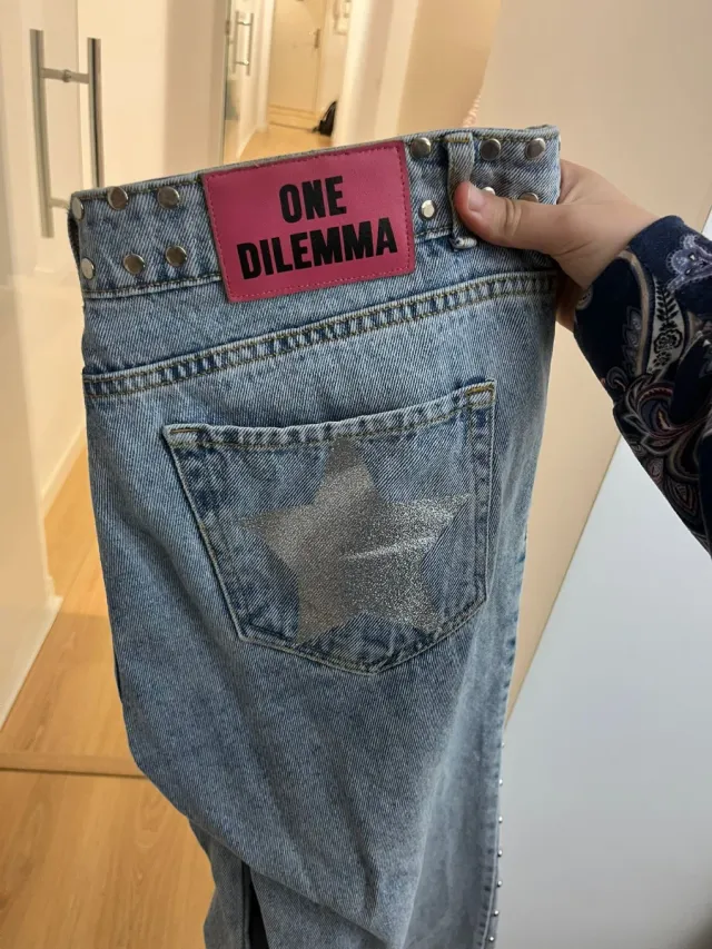Vaqueros One Dilemma con tachuelas y estrella