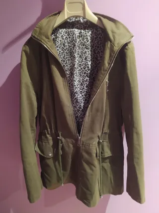 Cazadora verde con capucha