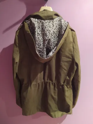 Cazadora verde con capucha