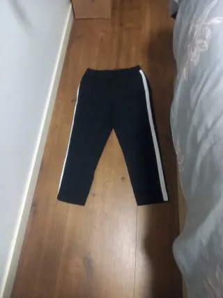 Pantalones negros con raya blanca