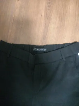 Pantalones negros con raya blanca