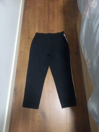 Pantalones negros con raya blanca