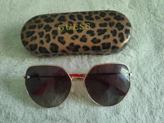 GUESS - Gafas de sol doradas y rojas