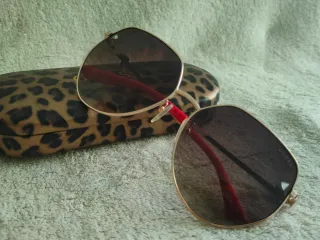 GUESS - Gafas de sol doradas y rojas
