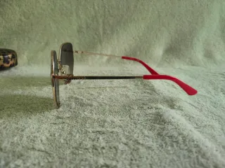 GUESS - Gafas de sol doradas y rojas